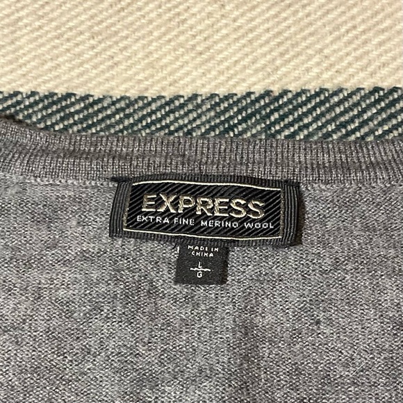 Express 100% Wool V neck Sweater in Gray size mens Large - Picture 4 of 14